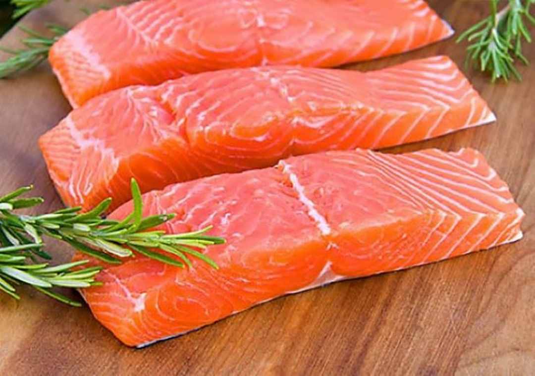 Cá hồi nằm trong nhóm thực phẩm giàu omega 3, tốt cho người bị đau dạ dày.