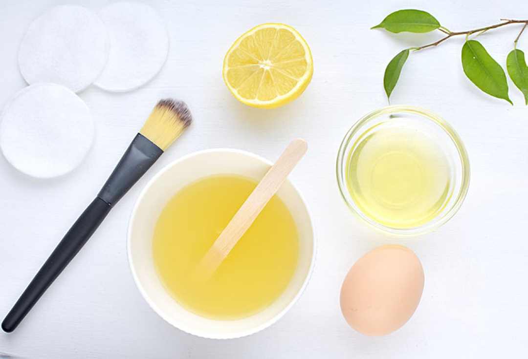 Công thức chanh và trứng gà giúp làm sạch da đầu, loại bỏ bã nhờn, bụi bẩn