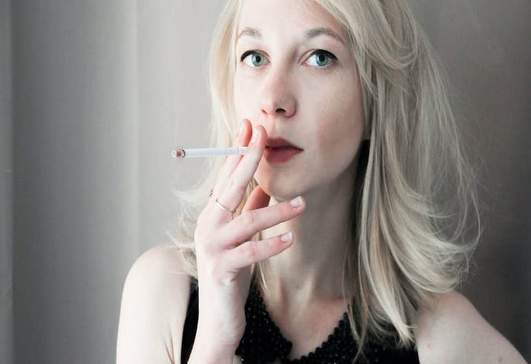 Phụ nữ hút thuốc lá chủ động hay thụ động đều có thể bị bệnh