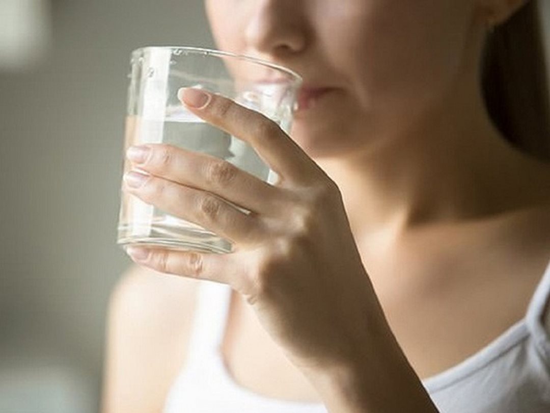 Uống đủ nước để thải độc cho cơ thể