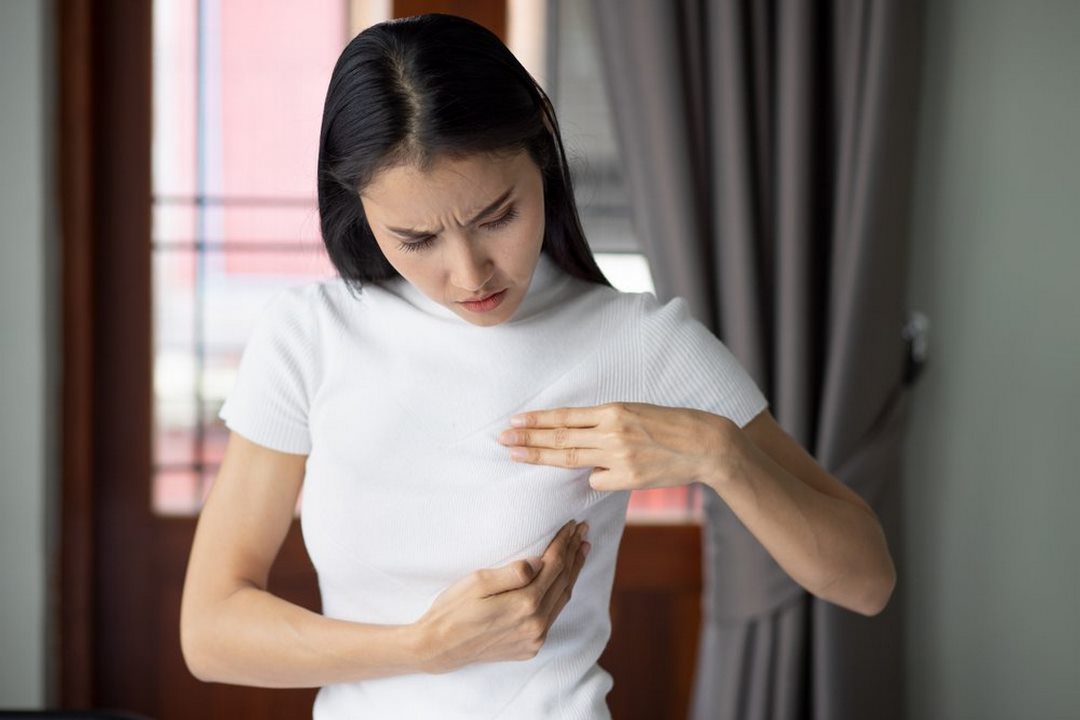 Ngực có cục cứng và đau: 6 nguyên nhân phổ biến nhất