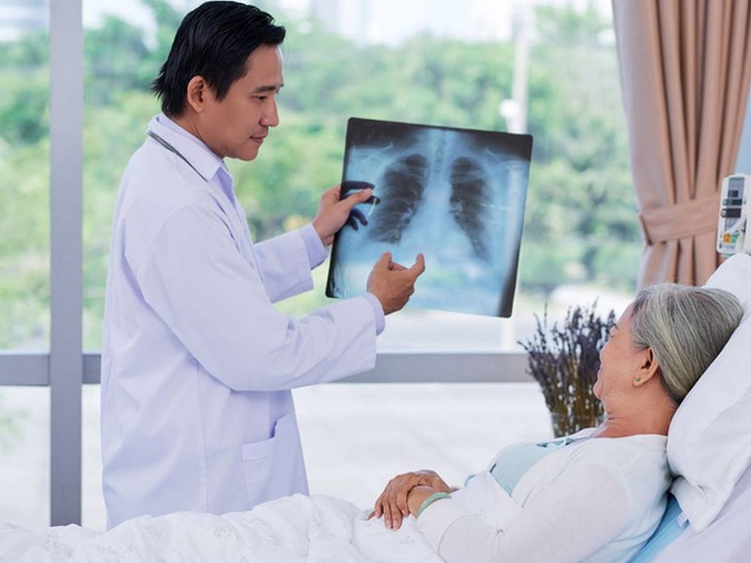 Người bệnh viêm phổi cần dùng thuốc theo chỉ định của bác sĩ.