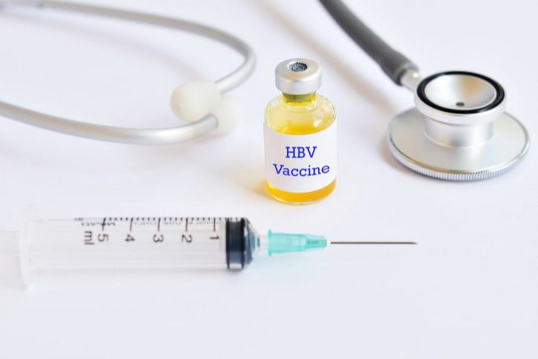 Tiêm vắc xin để ngừa virus viêm gan B