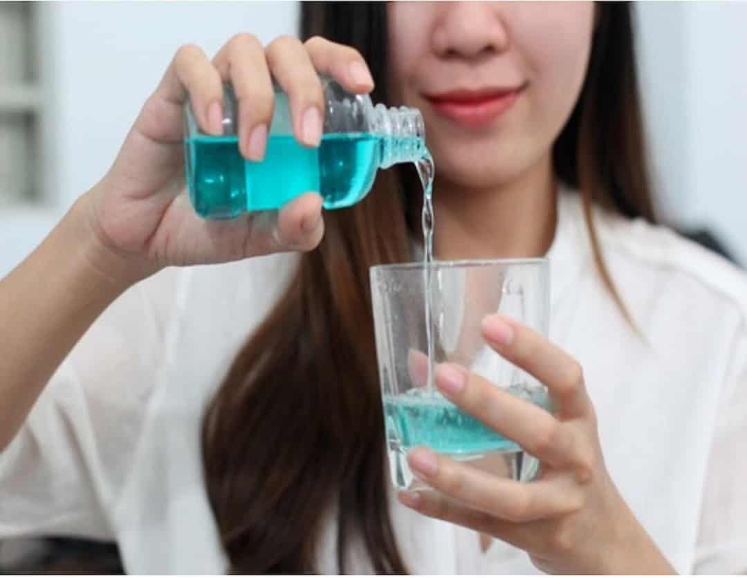 Nước súc miệng sát khuẩn thường dùng trong điều trị viêm amidan